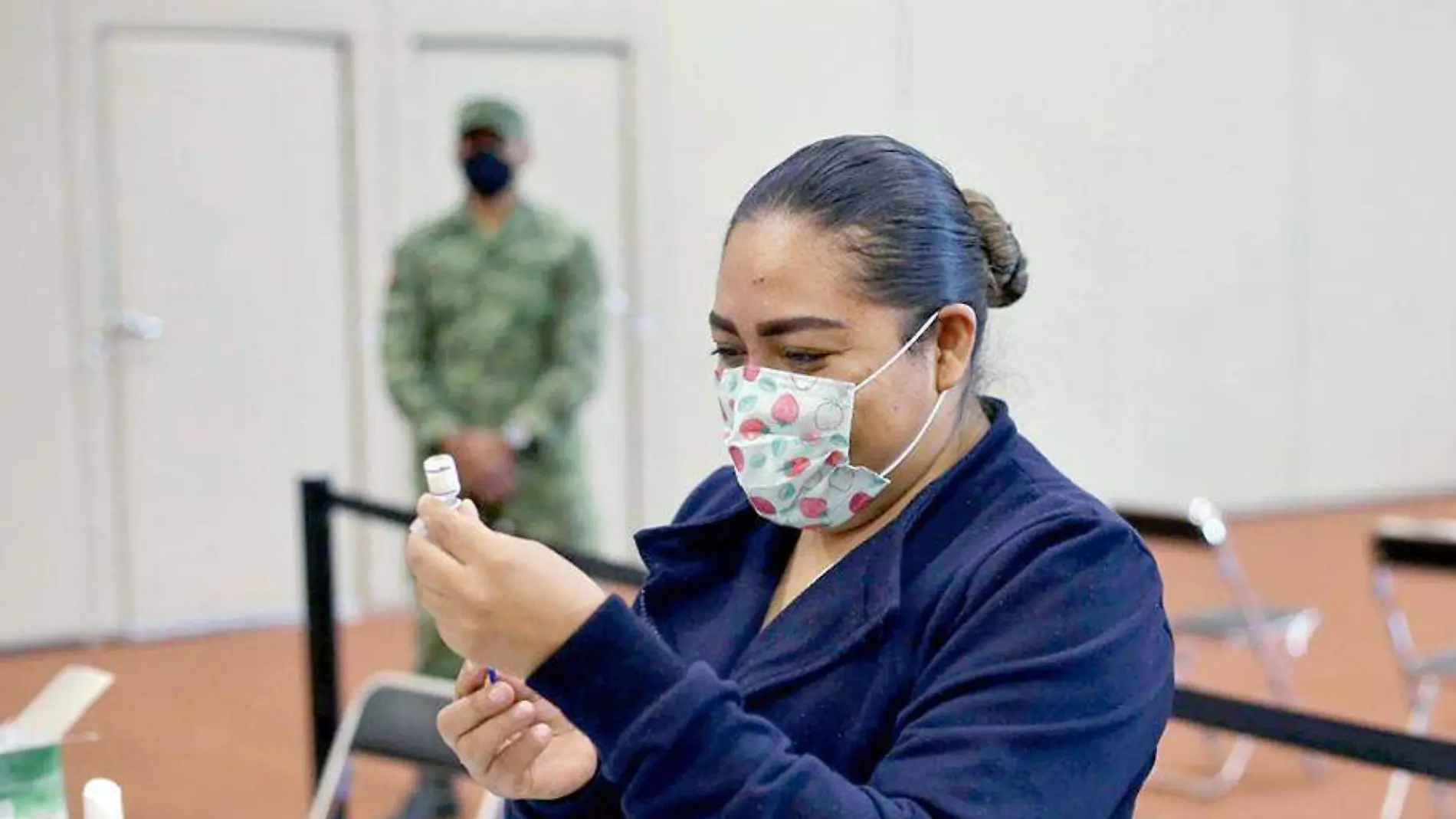 Enfermera preparando inyección con vacuna contra Covid-19